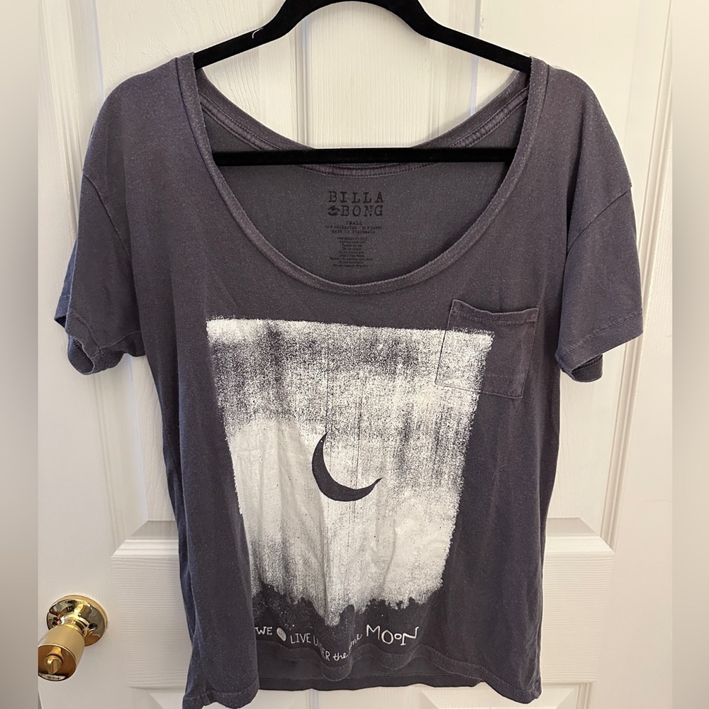 Billabong We All Live Under The Same Moon graphic T-shirt Women’s Size Small